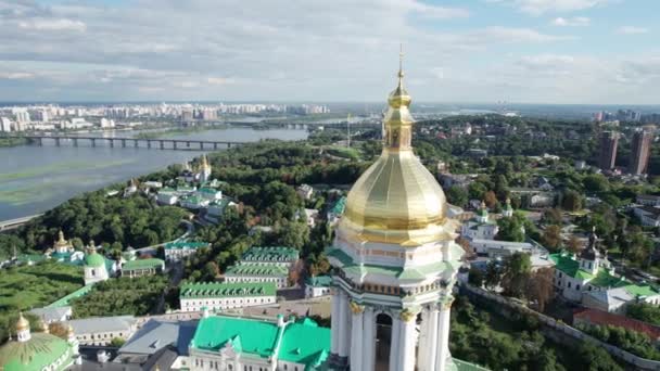 공중에서 본 키예프 페체르스크 라브라, 대라브라 벨 타워, 정교회 수도원 — 비디오