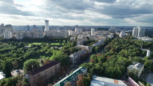 Vista aérea de Metropolis City Skyline com arranha-céus, árvores verdes e céu — Vídeo de Stock