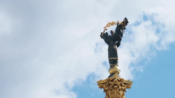 Monumento dedicado a la independencia de Ucrania en Kiev en Khreshchatyk — Vídeo de stock