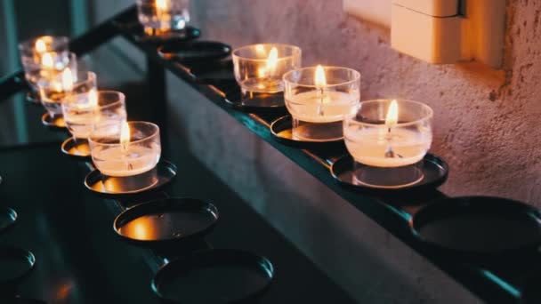 Brännande ljus inne i kyrkan Interiör, Bönsljus Lit i rad, Andlighet — Stockvideo