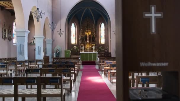 Catedral Católica Vazia Dentro, Bancos de madeira para orações, Interior da Igreja — Vídeo de Stock