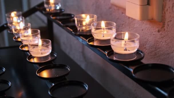 불타는 촛불내 교회 내부 내부 내부, 기도 캔들 릿인 로우, 영혼 — 비디오