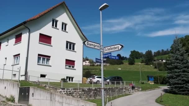 Empty Street in Alps Mountain Eschen City, Liechtenstein, Casas en los Lados — Vídeos de Stock