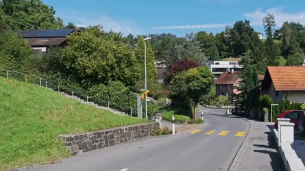 Pusta ulica w Alpach Eschen, Liechtenstein, Domy na bokach — Wideo stockowe