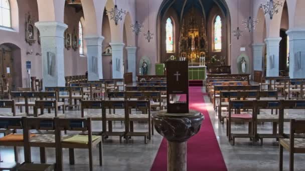 Catedral Católica Vazia Dentro, Bancos de madeira para orações, Interior da Igreja — Vídeo de Stock