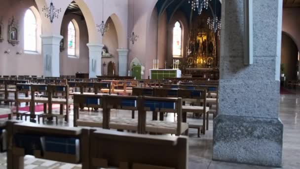 Prázdná katolická katedrála uvnitř, Dřevěné lavice pro modlitby, Kostel interiér