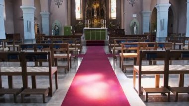 İçi boş Katolik Katedrali, Dua için ahşap banklar, Kilise İçi