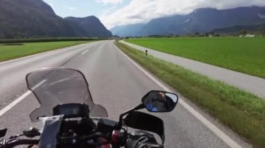 Bisikletli POV Avusturya 'da Manzaralı Dağ Yolu' nda Motosiklet Sürüyor