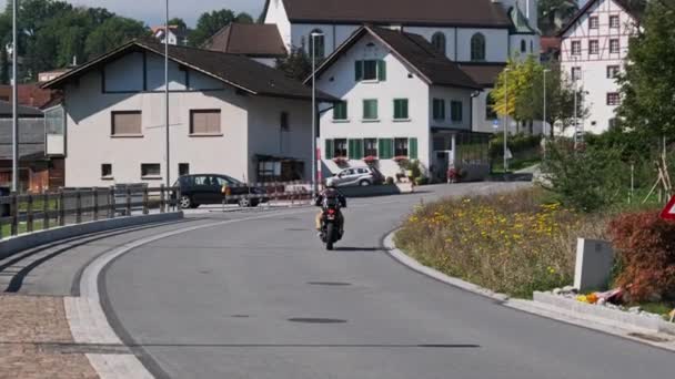 Paseo en moto por carretera de asfalto vacía por casas en la ciudad Calle de Liechtenstein — Vídeos de Stock