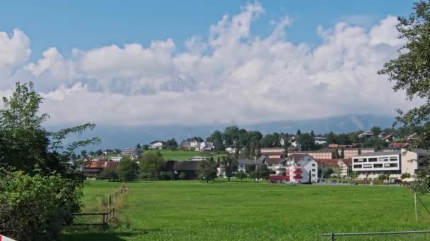 在阿尔卑斯山谷绿地上建有房屋的列支敦士登全景 — 图库视频影像