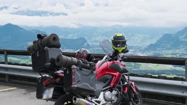 Motocykl z bagażami stoi przy górskim krajobrazie Alp, Liechtenstein — Wideo stockowe