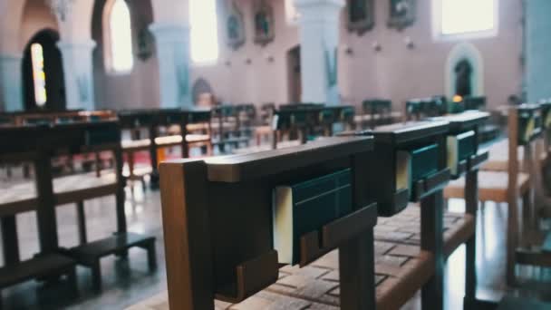 Pews de madeira dentro catedral católica, bancos para orações, igreja interior — Vídeo de Stock