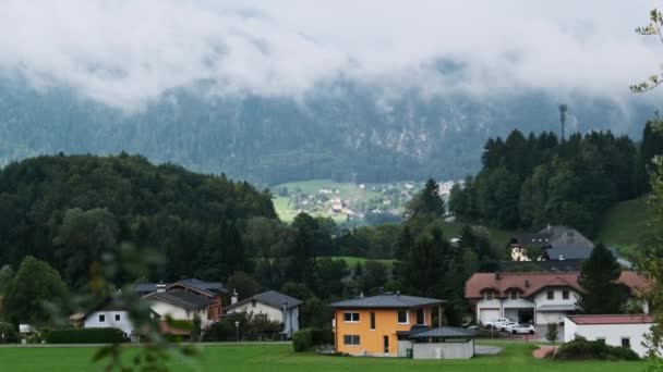 Αυστριακό αγροτικό τοπίο με βουνά, σπίτια και πράσινο χλοοτάπητες — Αρχείο Βίντεο