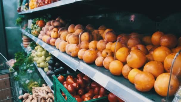 スーパーの棚の上の新鮮な果物と野菜 — ストック動画