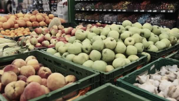 Свіжі фрукти та овочі на полицях супермаркетів — стокове відео