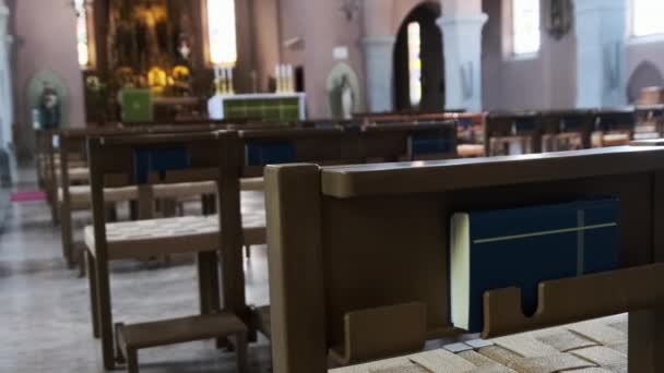Drewniane Pews Wewnątrz katolickiej katedry, Ławki do modlitw, Wnętrze kościoła — Wideo stockowe