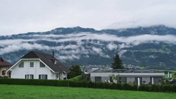 Panoramiczny widok na Liechtenstein z domami na Zielonych Wzgórzach w Alpach Chmurowych — Wideo stockowe