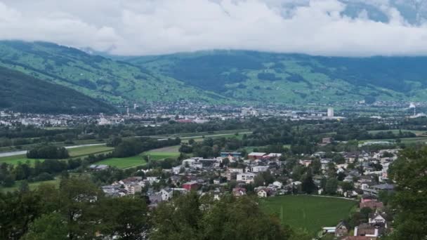 Scenic Panorama of Vaduz Valley vid floden Rhen, Liechtenstein Alperna — Stockvideo