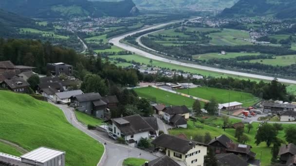 Panorama Cênico do Vale do Vaduz junto ao Rio Reno, Liechtenstein Alpes Montanhas — Vídeo de Stock