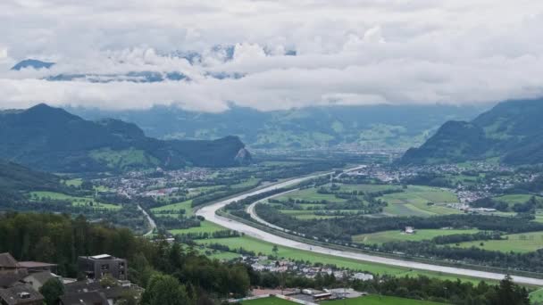 Panorama Cênico do Vale do Vaduz junto ao Rio Reno, Liechtenstein Alpes Montanhas — Vídeo de Stock