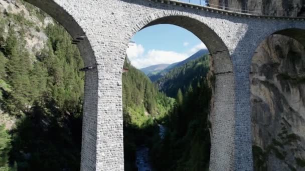 Letecký pohled na Landwasser Viadukt ve švýcarských Alpách v létě — Stock video