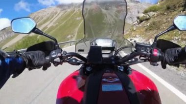 İsviçre Alplerinde Scenic Mountain Pass, Moto Trip 'te motosikletle POV Bisikletli Turları
