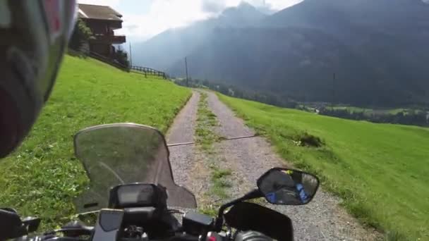 Motosikletli POV Bisikletli Turları Yazan: Sunny Mountain Road Swiss Alp — Stok video