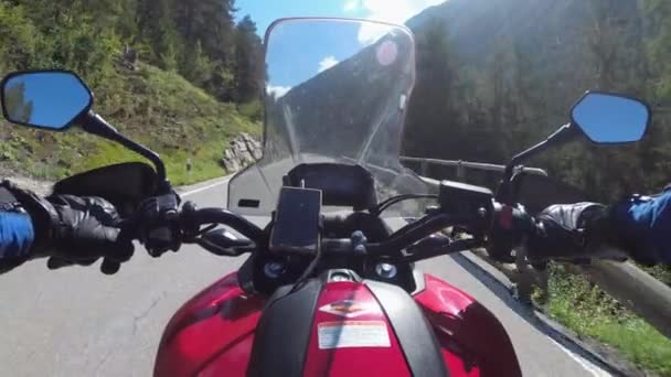 POV Biker Rides on Motorbike by Scenic Green Mountain Road, Alpy Szwajcarskie, Moto Trip — Wideo stockowe