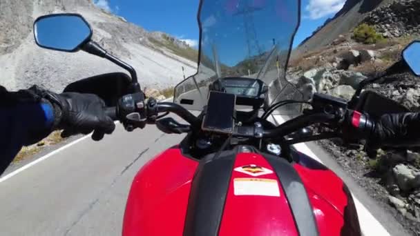POV Biker fährt mit dem Motorrad über den malerischen Bergpass in den Schweizer Alpen, Moto Trip — Stockvideo