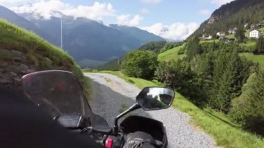 Motosikletli POV Bisikletli Turları Yazan: Sunny Mountain Road Swiss Alp