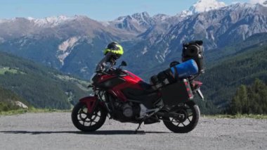 Motorsiklet Kutuları ile Motorsiklet İsviçre Alplerinin Dağ Manzarasına Karşı