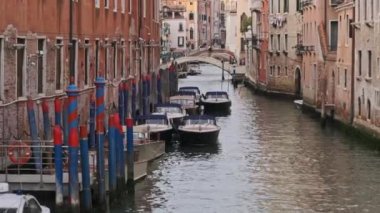 Venedik 'in Dar Kanalları Gondollar Renkli Evlerin Arasına Suyun Üzerine Park Edilmiş
