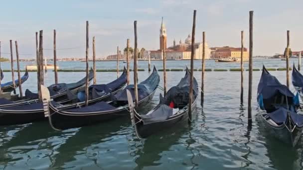 Gôndolas vazias ancoradas em pilhas de amarração de madeira, Veneza, Itália. — Vídeo de Stock