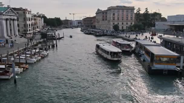 Der Canal Grande von Venedig, Vergnügungsboote schwimmen im Wasser im Stadtzentrum — Stockvideo