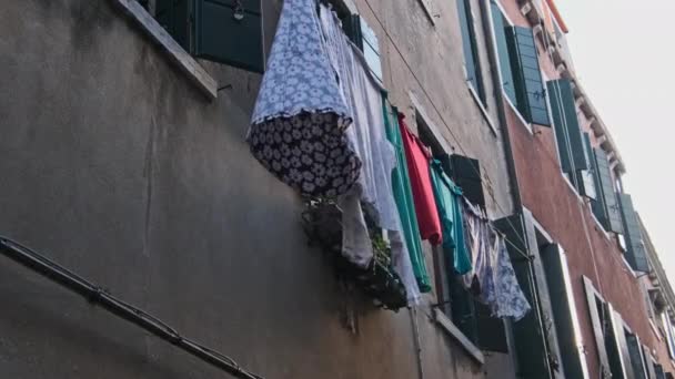 Pralnia Suszy się na linii poza starym budynkiem przy Venice Street, Włochy — Wideo stockowe