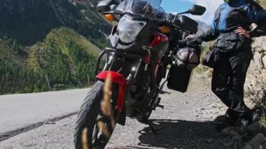 Motosikletli Kadın Dağ Manzarası, İsviçre Alpleri