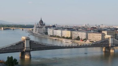 Budapeşte 'deki Panoramik Görünüm Zincir Köprüsü ve Meclis Binası Tuna Nehri kıyısında