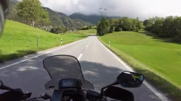 POV Biker Rides en moto par Scenic Green Mountain Road, Swiss Alp, Moto Trip — Video