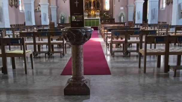 Catedral Católica Vazia Dentro, Bancos de madeira para orações, Interior da Igreja — Vídeo de Stock