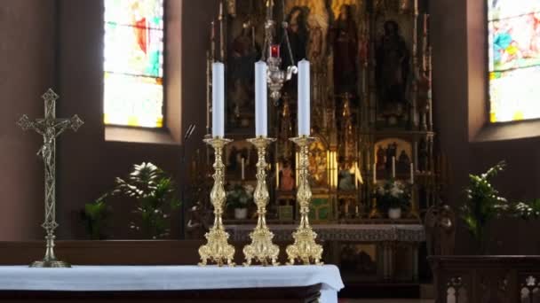 Religijne Trzy Świece Przeciwko Ołtarzowi Wewnątrz Kaplicy Katolickiej — Wideo stockowe