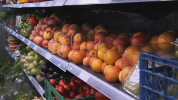 Свежие фрукты и овощи на полках супермаркетов — стоковое видео