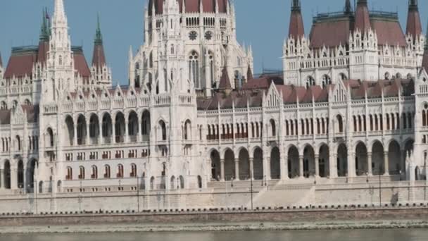 Blick auf das Parlamentsgebäude in Budapest in der Nähe der Donau — Stockvideo