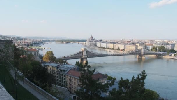 ドナウ川によるブダペストのパノラマビュー・チェーン橋と国会議事堂 — ストック動画