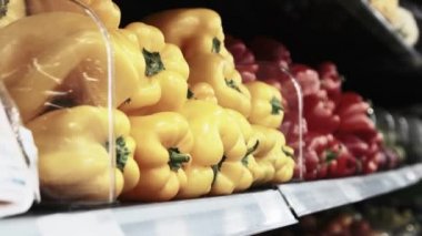 Süpermarket raflarında taze meyve ve sebzeler