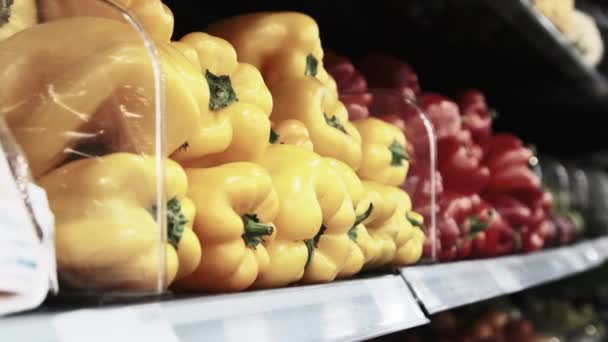 Fruits et légumes frais sur les étagères des supermarchés — Video