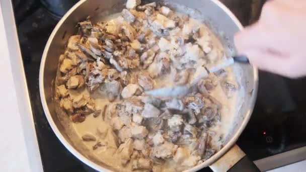 Гриби смажать у паузі на домашній кухні, готуючи гриби Джульєнна — стокове відео