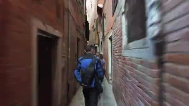 Hiperlapso Paseo por los estrechos laberintos de las calles de Venecia, Italia — Vídeos de Stock