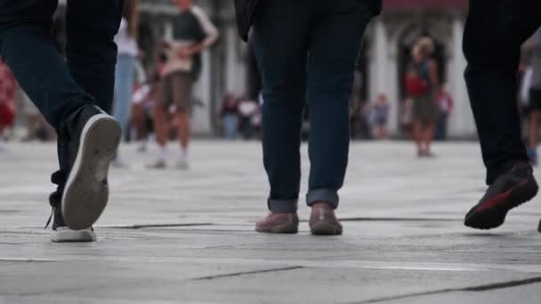 Low Angle View aos pés das pessoas que caminham na Piazza San Marco, Veneza, Itália — Vídeo de Stock