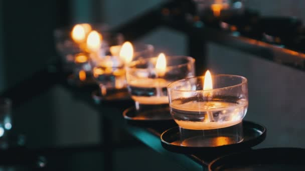 Bougies ardentes à l'intérieur de l'église, Bougies de prière allumées en rangée, Spiritualité — Video