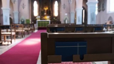 Katolik Katedrali 'nin içindeki tahta sıralar, Dua için banklar, Kilise İçi